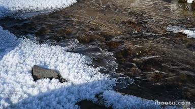 冬天冰雪下流淌的河水视频